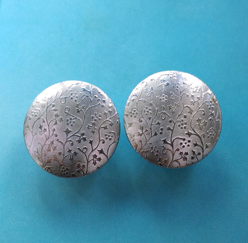 Vintage Jewelry 西洋古董飾品 銀色雕紋 大圓 夾式耳環 - 耳環/耳夾/耳骨夾 - 其他金屬 金色