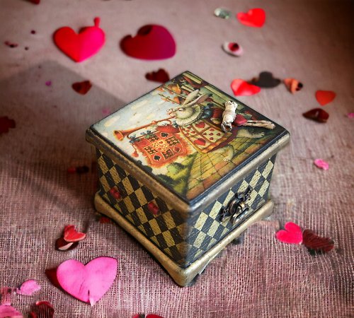 HelenRomanenko Alice in Wonderland jewelry box