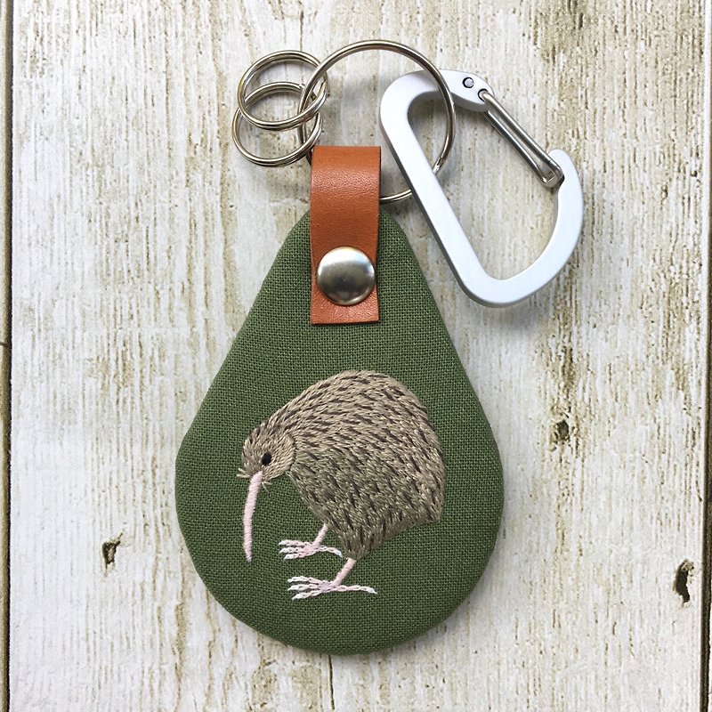 Kiwi hand embroidery keychain: Khaki - ที่ห้อยกุญแจ - งานปัก สีเขียว