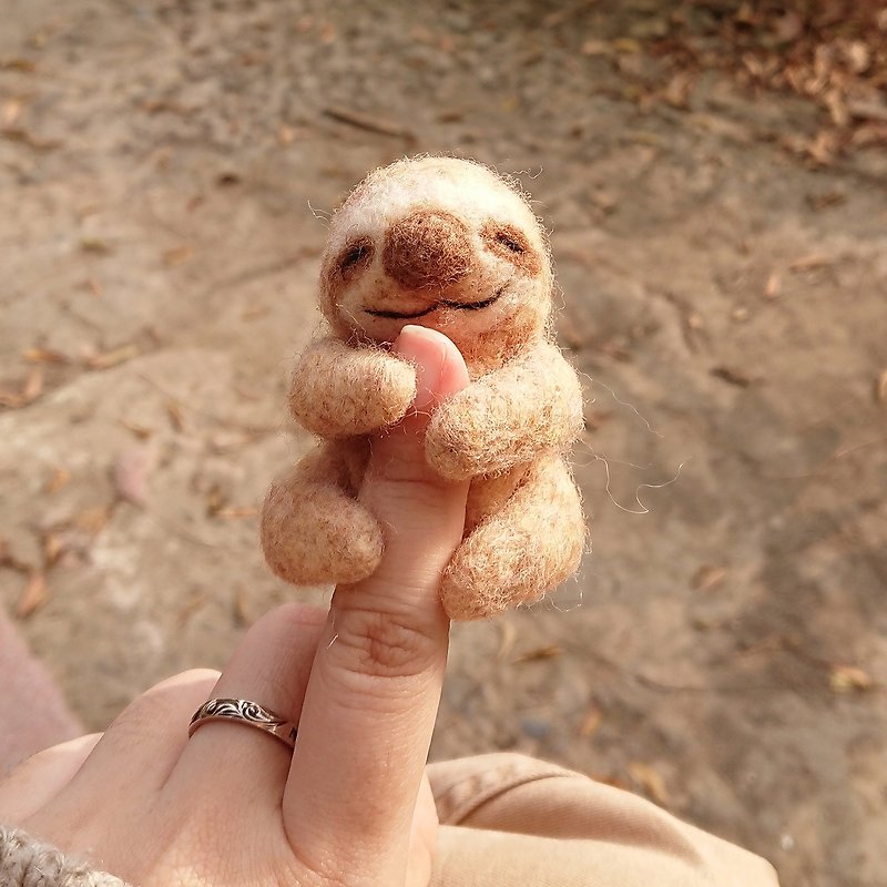 Hanging sloth wool felt doll key ring limited healing gift - ตุ๊กตา - ขนแกะ สีกากี