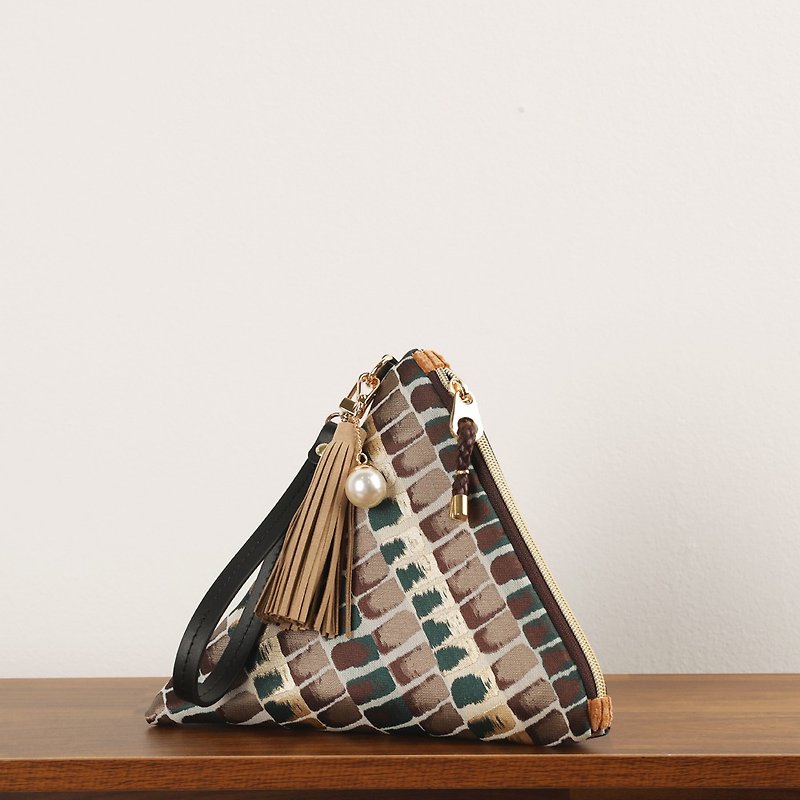 Pharaoh triangular clutch pouch bag - กระเป๋าเครื่องสำอาง - วัสดุอื่นๆ สีนำ้ตาล