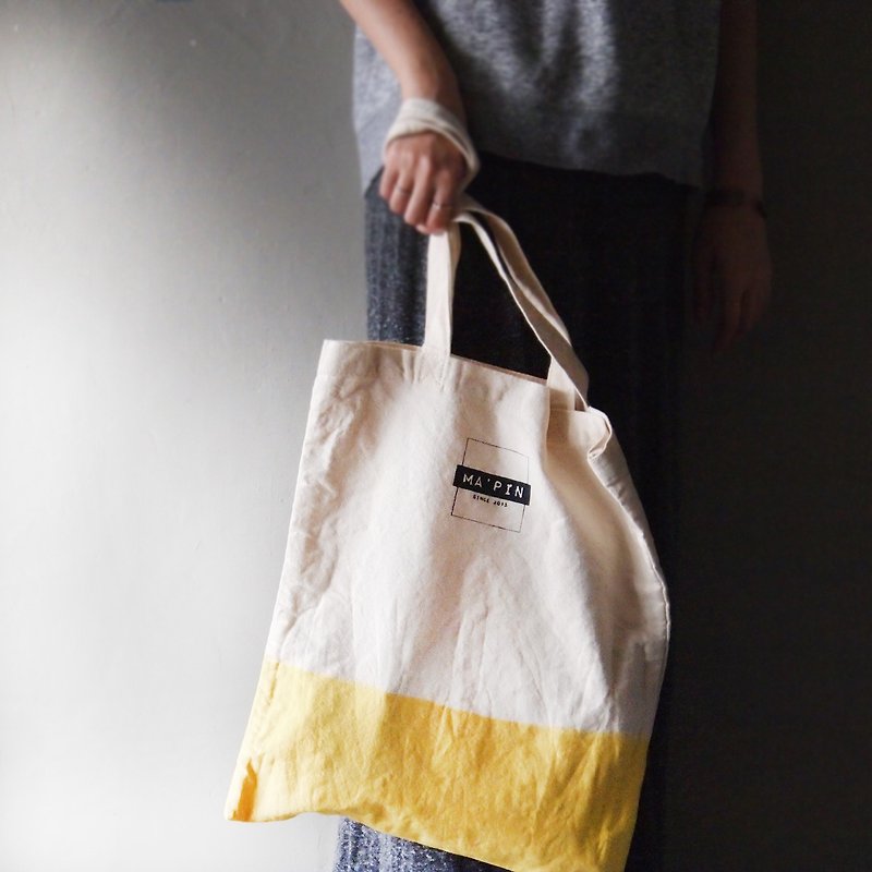 Summer yellow segment dye series - Canvas hand dyed Tote bag back - กระเป๋าแมสเซนเจอร์ - ผ้าฝ้าย/ผ้าลินิน สีเหลือง