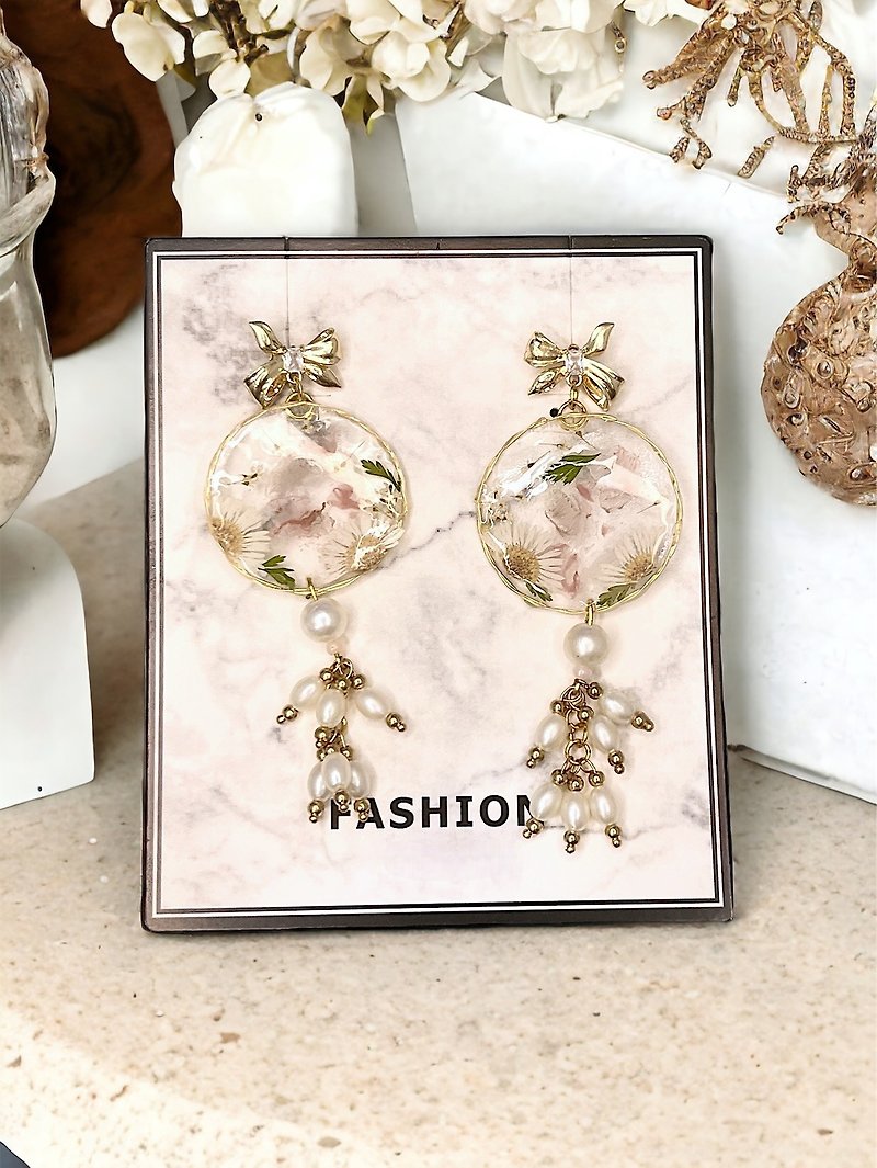 Cream style handmade earrings, wind flying flower bridal earrings, banquet earrings - Earrings & Clip-ons - Resin Gold