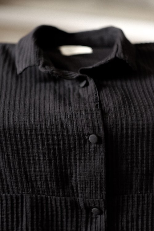 AMERRYHEART寬寬製造 墨色立體直條紋肌理 寬版襯衫