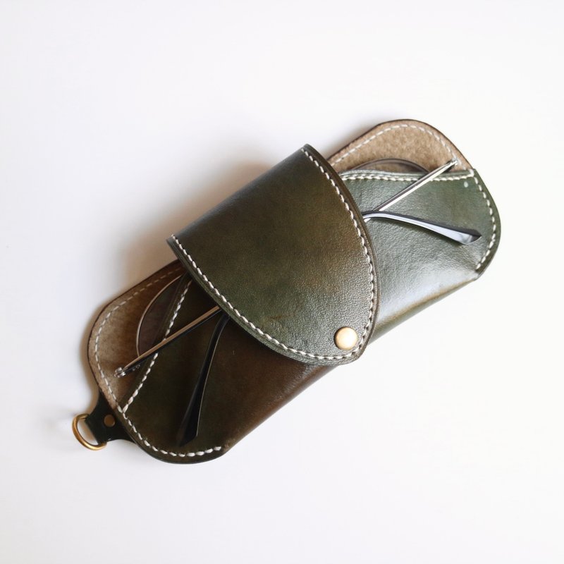 Special hand-dyed Japanese traditional color leather hook-type glasses case glasses case glasses bag - Mei Tan - Eyeglass Cases & Cleaning Cloths - Genuine Leather Green