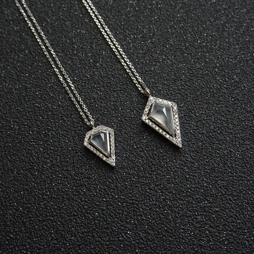 Joyce Wu Handmade Jewelry 限量現貨 - 天然白冰翡翠 鑲鑽 純 18K 白金項鍊 | 盾形