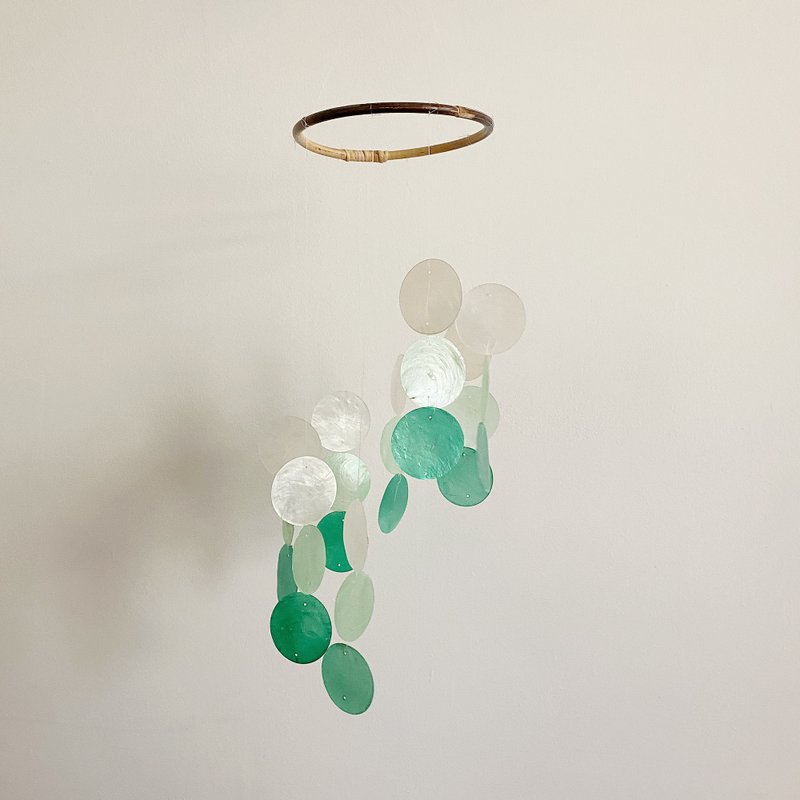 PRE-MADE | Italian Xylophone_Green Circle | Shell Wind Chime Mobile | #0-329 - ของวางตกแต่ง - เปลือกหอย สีเขียว