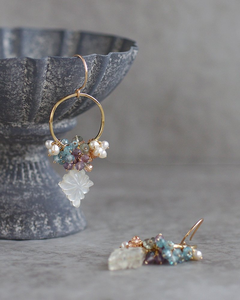 14kgf-クリスタルシェルカービングのリングピアス - ピアス・イヤリング - 半貴石 ホワイト