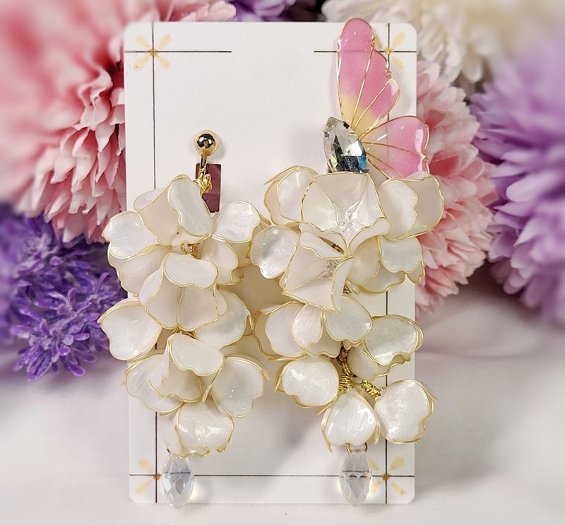 Gorgeous butterfly lily of the valley asymmetrical crystal liquid resin earrings/ Clip-On - ต่างหู - เรซิน ขาว