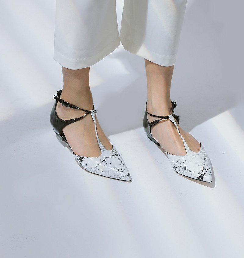 Irregular fine lines around the ankle pointed flat shoes leather black white marble spell - Sandals - Genuine Leather White