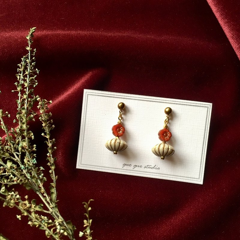 Small garden - orange red glass flower ivory small vase ear pin ear clip - ต่างหู - ทองแดงทองเหลือง 