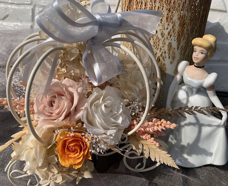 Cinderella's Pumpkin Cart Preserved Rose Metal Jewelry Flower/Birthday/Wedding Gift - ช่อดอกไม้แห้ง - พืช/ดอกไม้ 