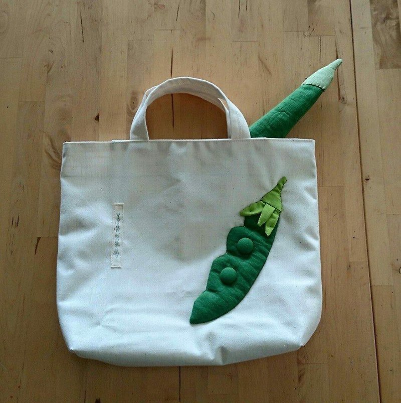 Single green peas tote bag/white background - Handbags & Totes - Cotton & Hemp Green