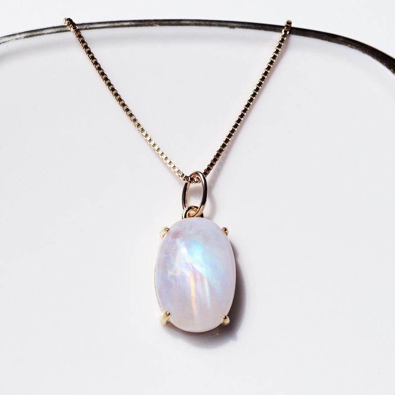 Moonlight/Rainbow Moonstone Oval Cabochon Necklace Moonlit - สร้อยคอ - เครื่องเพชรพลอย ขาว