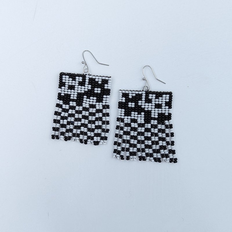 Long beaded earrings in black and white FLOWER POWER - 耳環/耳夾 - 玻璃 黑色