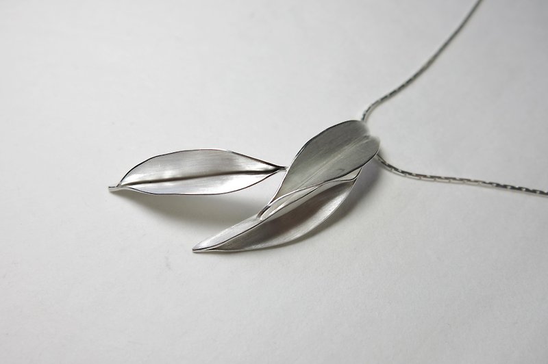 Nature-Dancing In The Wind-Three Big Leaves Silver Necklace/ handmade - สร้อยคอ - โลหะ สีเงิน