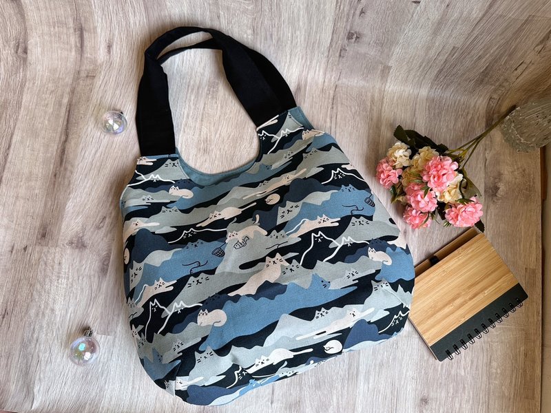 เงาแมวกลางหมอกภูเขา กระเป๋าทรงหยดน้ำ นุ่ม สะพายไหล่ ความจุสูง - กระเป๋าถือ - ผ้าฝ้าย/ผ้าลินิน หลากหลายสี