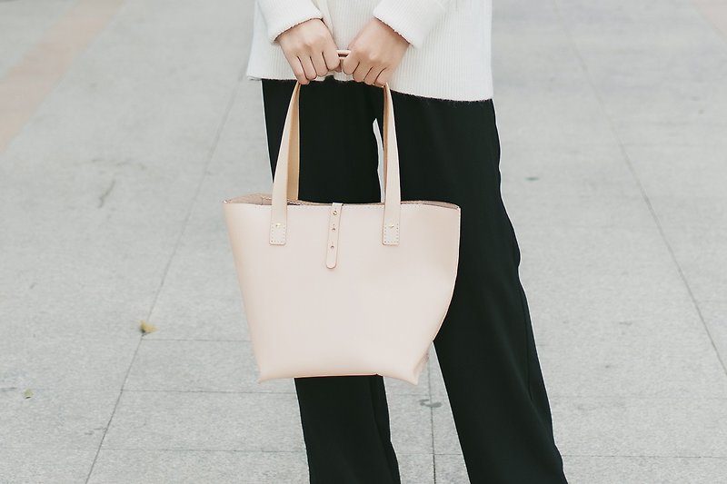 [Cutting line] Handmade leather simple tote bag tote handbag can be carried on the shoulder boat-shaped tote bag - Handbags & Totes - Genuine Leather White
