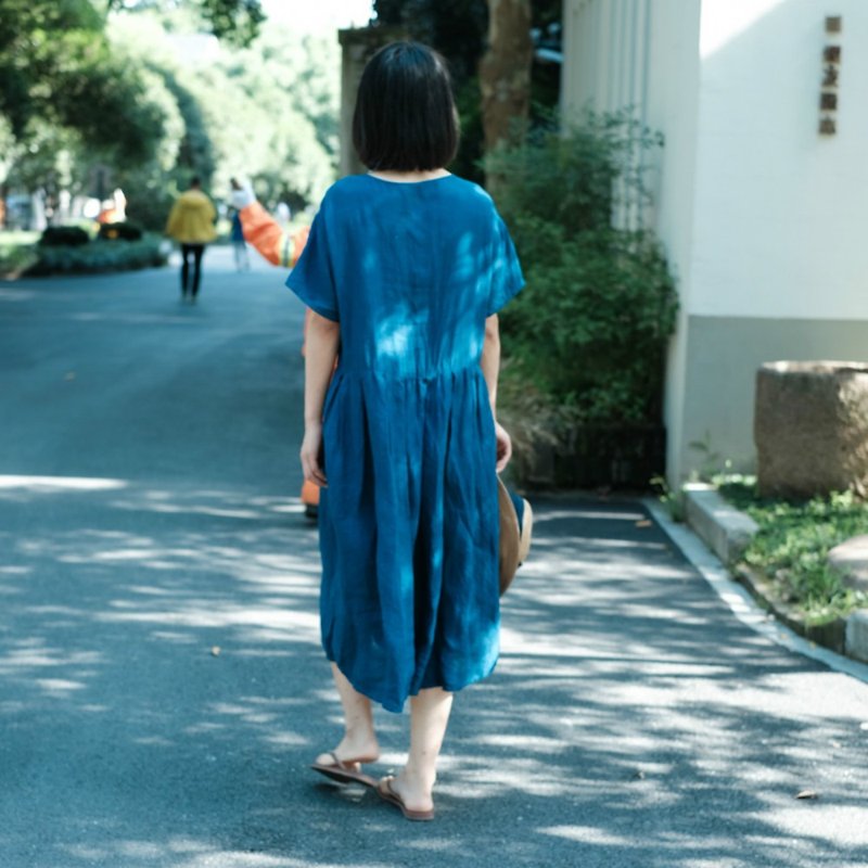 偏愛 | 靛藍色 天然雨露麻制 夏日寬鬆短袖褶皺洋裝 藍染連身裙 - 連身裙 - 棉．麻 藍色