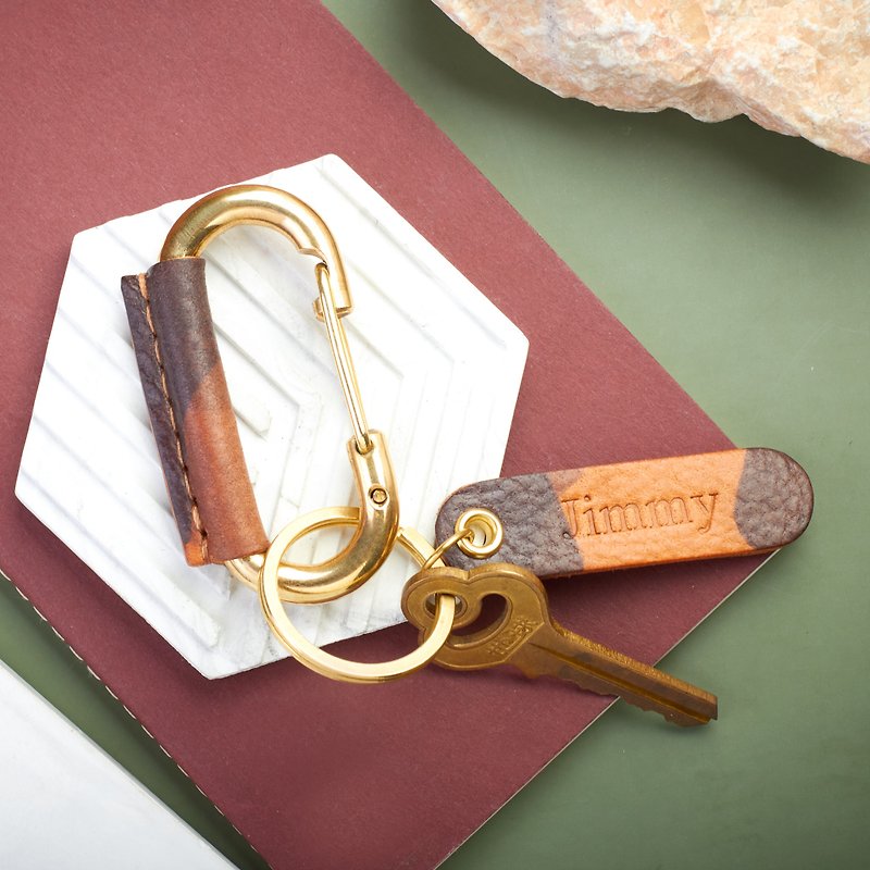 個人化姓名牌迷彩皮革包覆黃銅登山扣鑰匙扣 - 鑰匙圈/鑰匙包 - 真皮 咖啡色