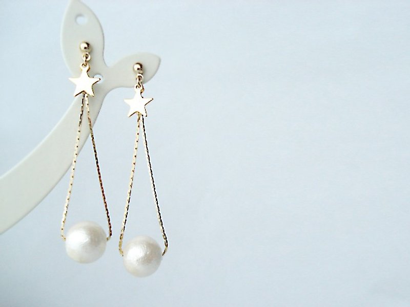 Cotton pearl and star charm with long chain, stud earrings 耳針式 - Long Necklaces - Other Metals White