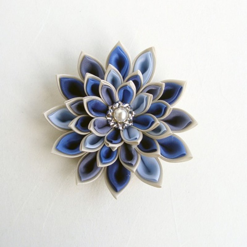 Brooch Blue MIX Tsumami-zaiku - เข็มกลัด - ผ้าฝ้าย/ผ้าลินิน สีน้ำเงิน