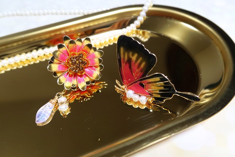 Miss Paranoid paranoia lady daisy with gold red swallowtail butterfly resin earrings 925 silver needle - Earrings & Clip-ons - Resin Red