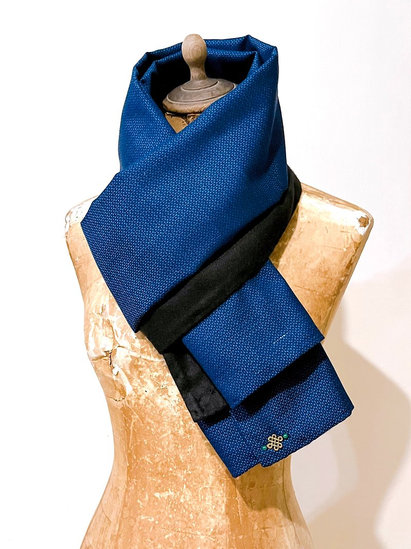 Pure handmade Japanese antique wool silk fabric blue and black double-sided contrasting color scarf shawl - ผ้าพันคอถัก - ขนแกะ สีน้ำเงิน