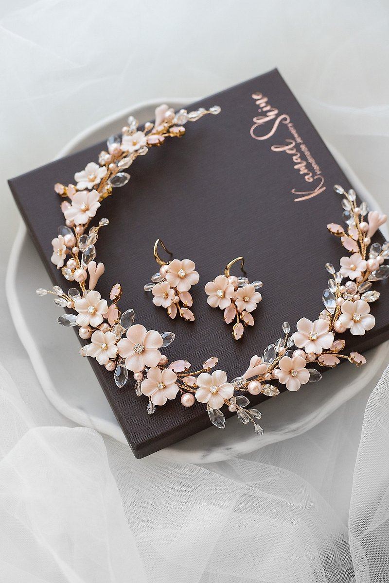 Powder pink floral hair piece and earrings for bride, flower bridal jewelry set - เครื่องประดับผม - ดินเหนียว สึชมพู