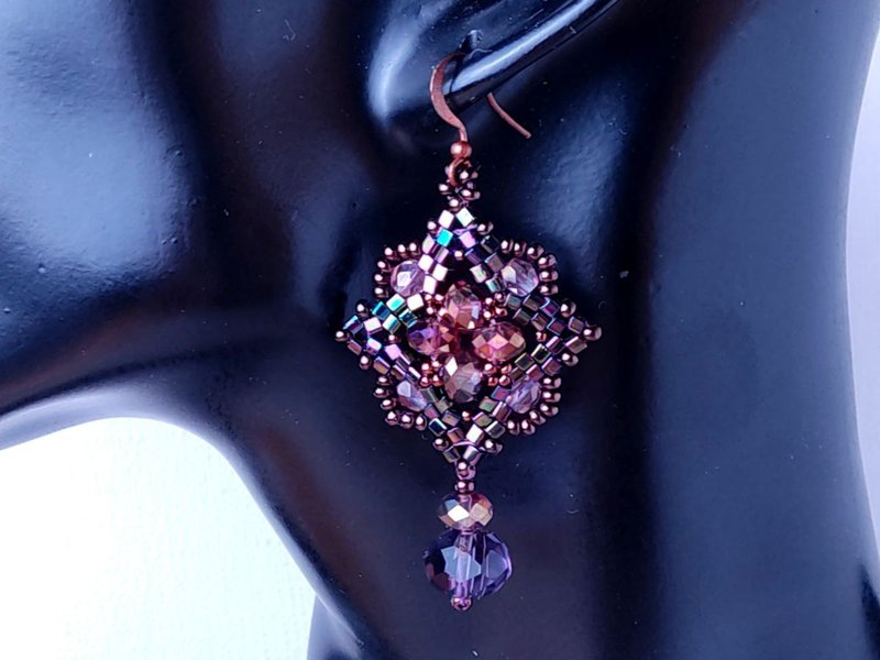 Purple crystal earrings with sparkling beads in a boho style - 耳環/耳夾/耳骨夾 - 玻璃 紫色