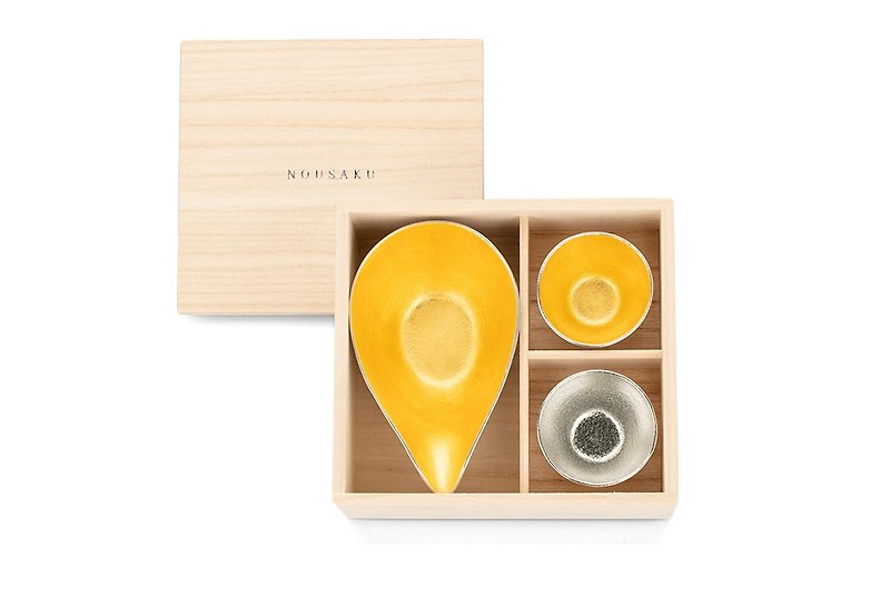 Sake Pitcher - L (gold) + Sake Cup (tin & gold) in Paulownia Box - Bar Glasses & Drinkware - Other Metals Gold