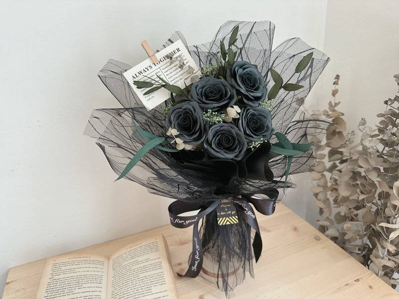 Black rose bridal bouquet soap flower rose bouquet dry flower dry bouquet birthday gift - ช่อดอกไม้แห้ง - พืช/ดอกไม้ สีดำ