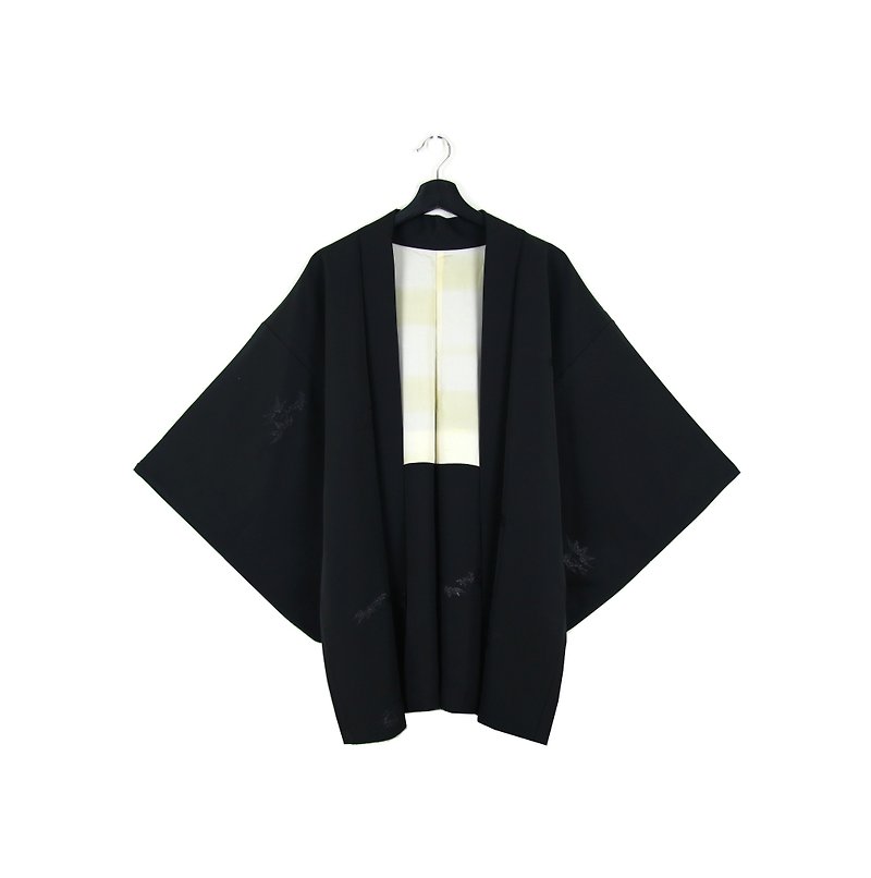 Back to Green :: Japan back to kimono feathers black and fine black golden onion embroidery // men and women can wear // vintage kimono (KI-92) - เสื้อแจ็คเก็ต - ผ้าไหม 