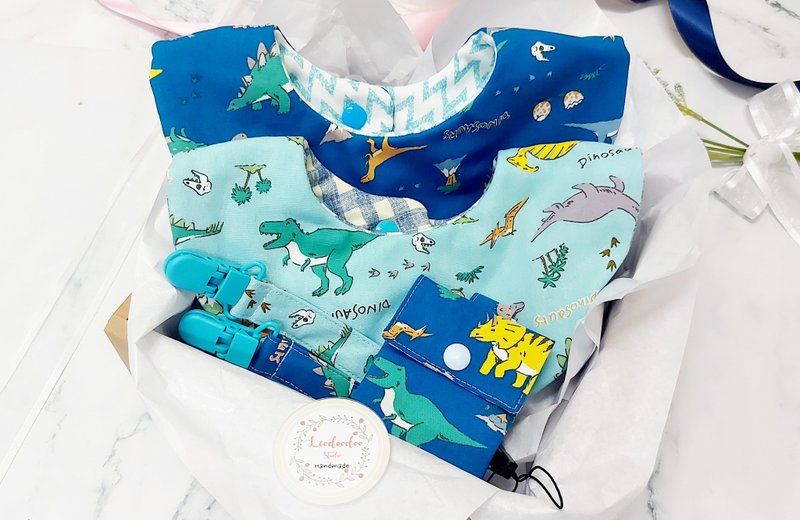 高速配送 [Dinosaur World] 男の子用ベビーギフトボックス 5 点セット - よだれかけ - ピースチャームバッグ -おしゃぶりチェーン - 出産祝い用贈物 - コットン・麻 