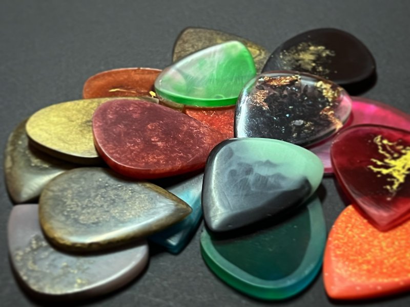Handmade 3mm resin guitar pick in stock - Guitar Accessories - Resin Multicolor