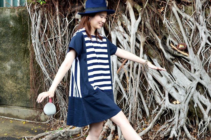 [] HIKIDASHI wide blue and white striped dress stitching - ชุดเดรส - ผ้าฝ้าย/ผ้าลินิน หลากหลายสี