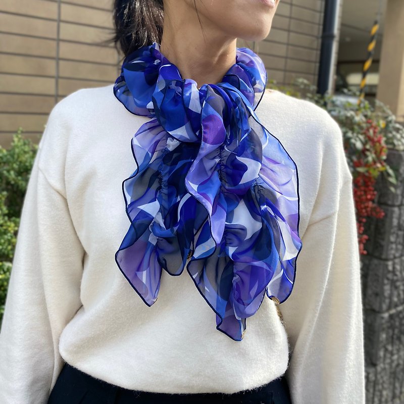 Ballett Clover pattern shirred scarf, blue, fluffy and soft, easy to install with one touch, made in Japan, washable at home - ผ้าพันคอ - เส้นใยสังเคราะห์ สีน้ำเงิน