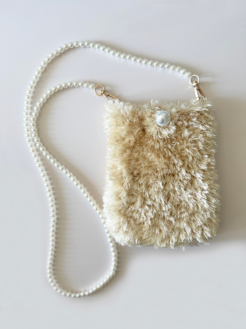 crochet furry yarn crossbody mobile pouch - กระเป๋าแมสเซนเจอร์ - วัสดุอื่นๆ สีกากี