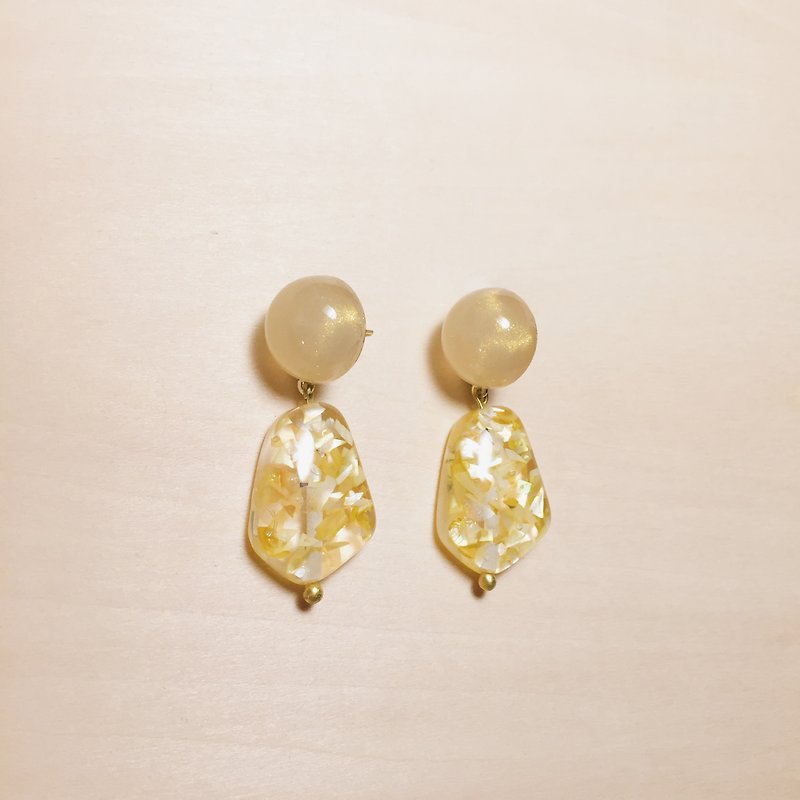 復古黃亮粉丸子貝殼異形耳環 - 耳環/耳夾 - 樹脂 黃色