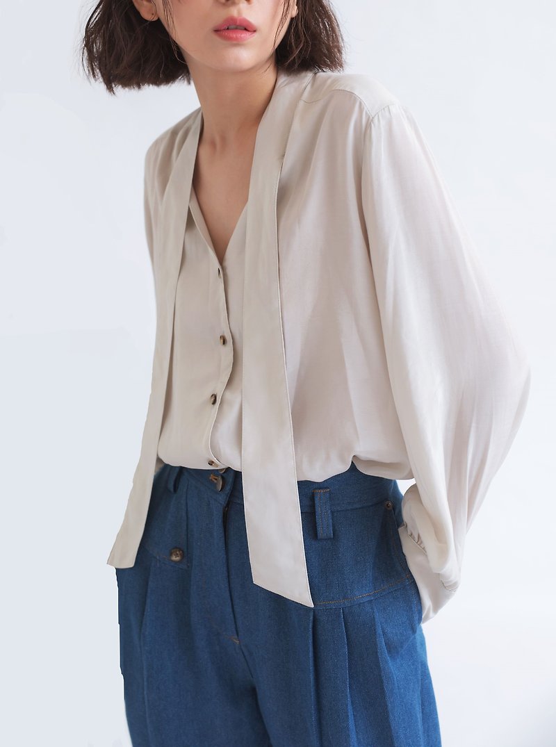 Shan Yong Simple V-neck Tencel Material Short Sleeve Shirt - Light Gray - เสื้อเชิ้ตผู้หญิง - ผ้าฝ้าย/ผ้าลินิน 