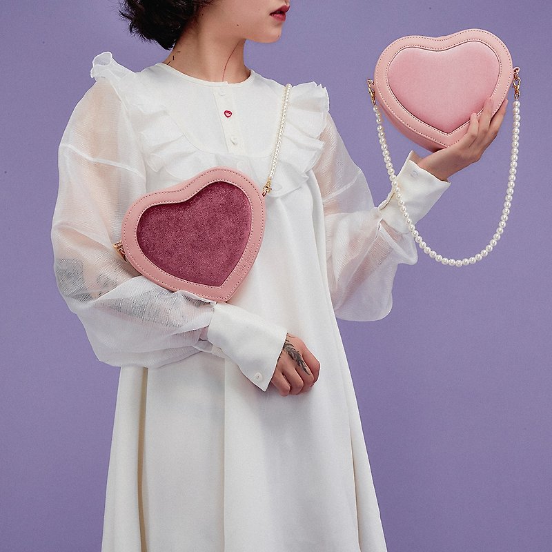 八十岁少女原创设计丝绒爱心包 - 側背包/斜背包 - 其他材質 粉紅色