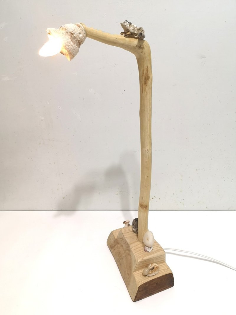 -蛙蛙- 立燈 檯燈 桌燈 漂流木燈 夜燈 氣氛燈 造型燈 手作燈 - 燈具/燈飾 - 木頭 咖啡色