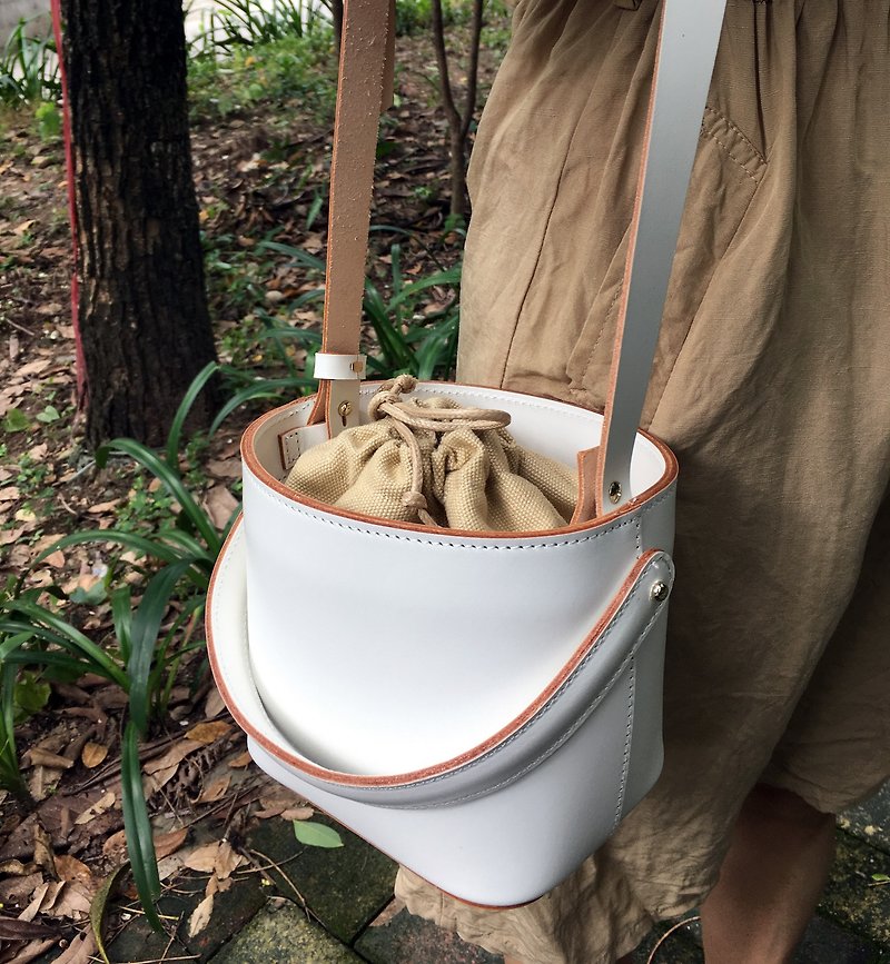 Mori personality small bucket bag, vegetable tanned leather handmade bag - กระเป๋าแมสเซนเจอร์ - หนังแท้ ขาว