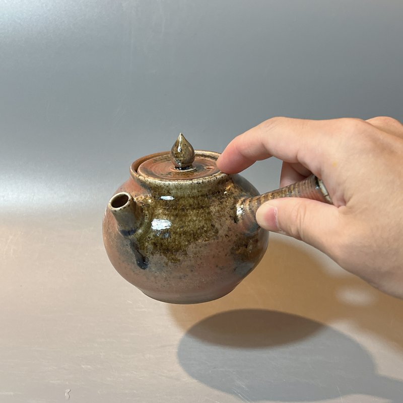 柴燒重落灰側把茶壺 / 小平凡手作 - 茶壺/茶杯/茶具 - 陶 