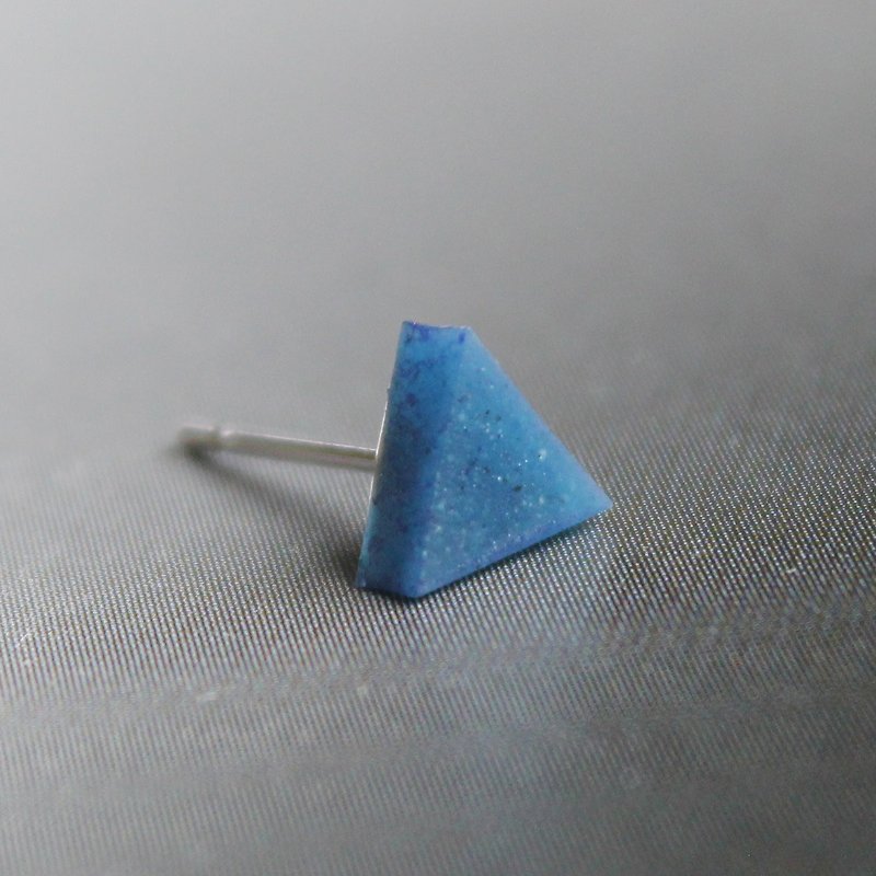 ▽MINY小さな三角形▽スカイ608 /スピリット - シングル - ピアス・イヤリング - 粘土 ブルー
