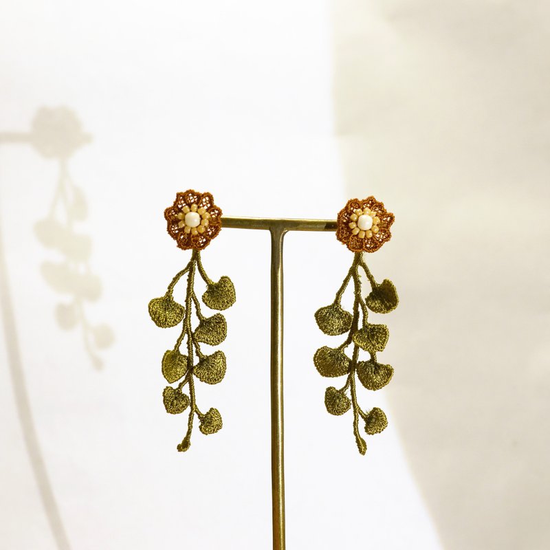 小花刺繍耳飾り　キャメル - 耳環/耳夾/耳骨夾 - 繡線 咖啡色