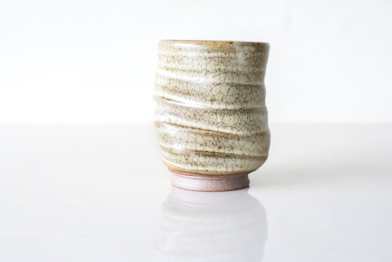 Twisted teacup / broken by hand, glazed hand-made pottery - ถ้วย - ดินเผา สีกากี