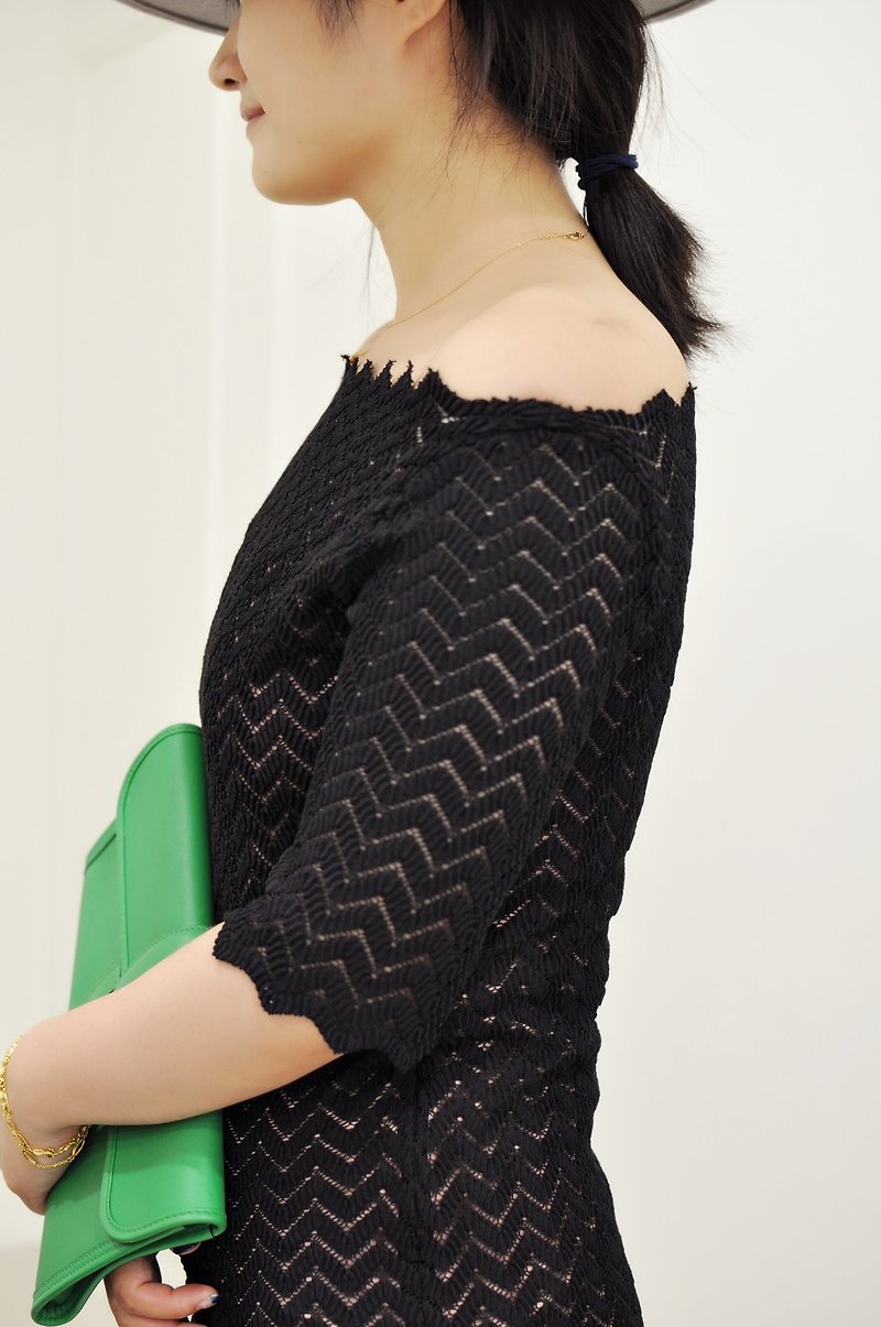 Flat 135 X Taiwan designer wave lace five-point sleeves shirt flat shoulder design neckline basket empty skin - Women's Tops - Polyester Black