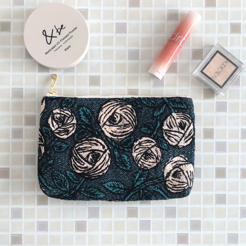 mina perhonen rosy ハンドメイド　バラ柄　コスメポーチ 化妝包　刺繡袋 - 化妝包/收納袋 - 棉．麻 藍色