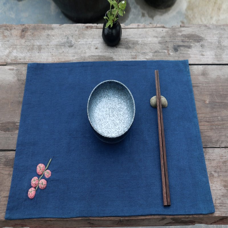 Yishanren | Handmade cotton cloth embroidered three-dimensional embroidered plate mats, traditional blue dyed hand-woven cloth tea coasters and placemats - Place Mats & Dining Décor - Cotton & Hemp 